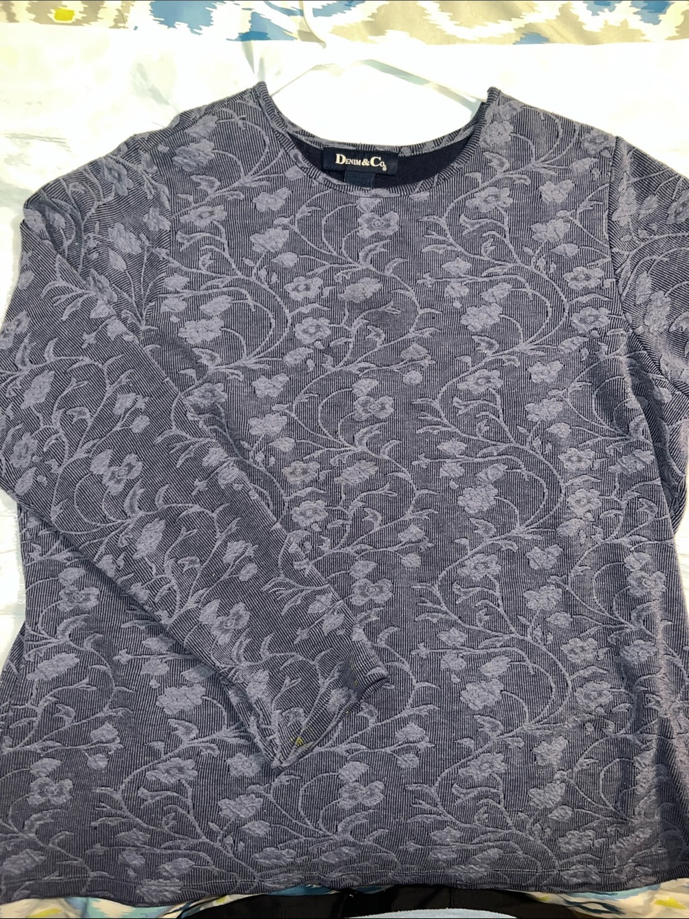 Denim&Co Vintage Navy Floral Jacquard Crewneck Sweater in Heathered Gray